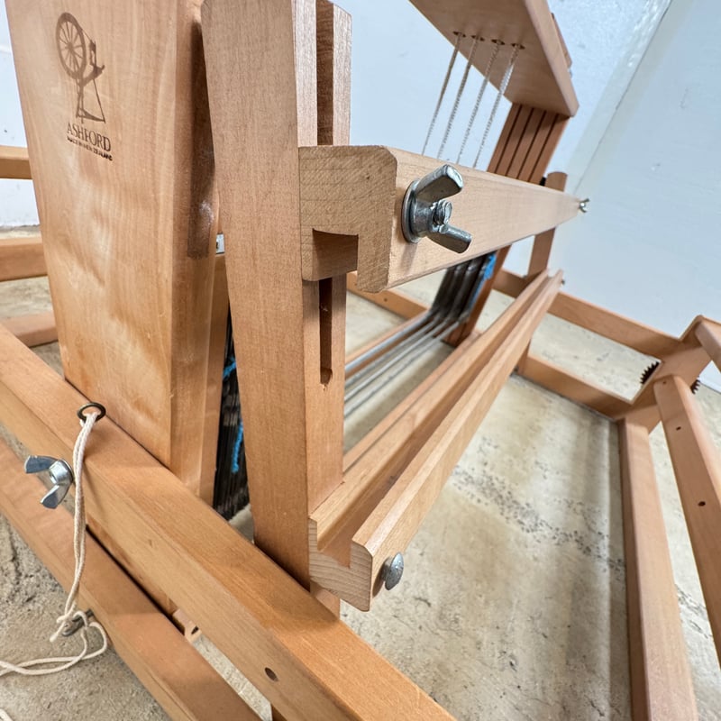 別途送料要・A223】<ASHFORD> 卓上レバー式手織機 織幅54cm 綜絖4枚 |