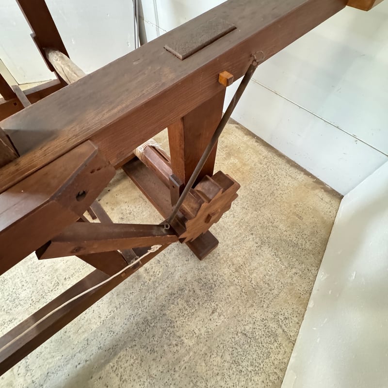 織機 稲垣機料 ろくろ式 4枚綜絖 整経台 糸枠つき 手織り 別途送料要・A251】<稲垣機料> ろくろ式京機 織幅70cm 踏板4枚 綜絖4枚