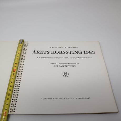 【古本】B4_083　årets korssting 1983 クロスステッチ 開花枝/ gerda bemgtsson