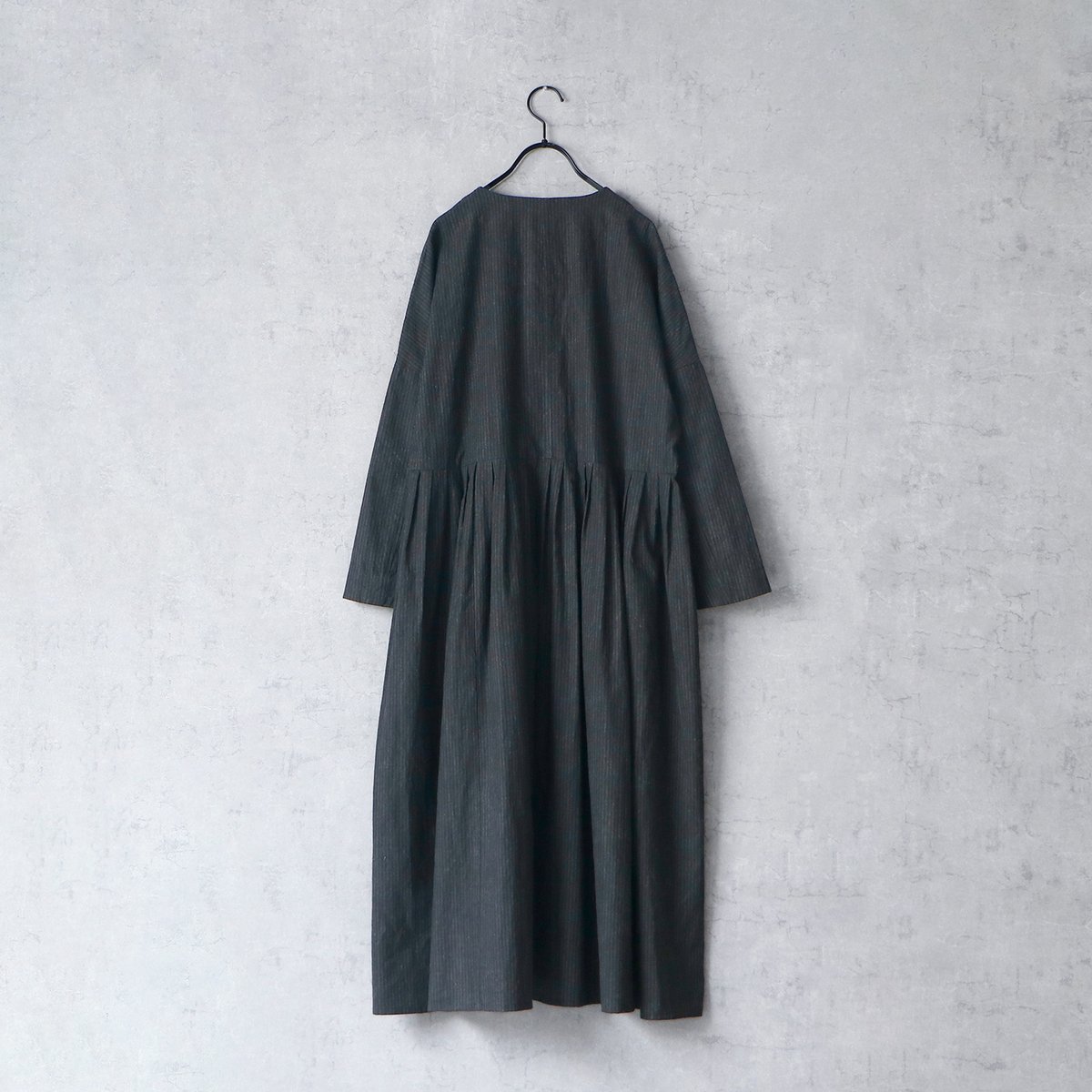 インディゴコットンリネン・フリルワンピース／スミクロストライプ