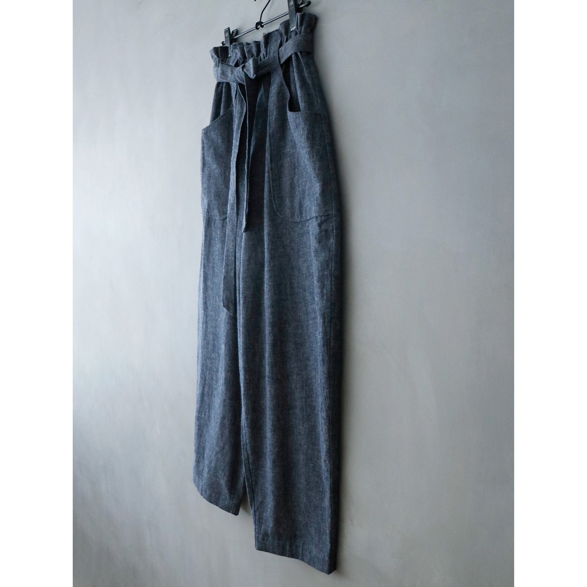 E2948-73◾️バーバリーブルーレーベル　リネンコットン　デニムホットパンツ ベルギーリネン＆コットン・テーパードパンツ／デニムブルー