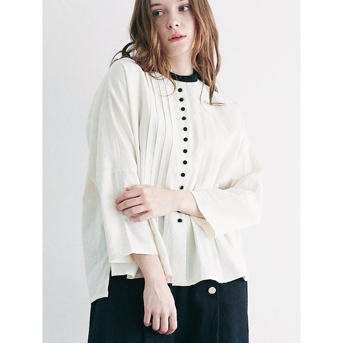 【新品未使用・タグ付き】MAGALI フリル襟ブラウス（ホワイト） 新品未使用・タグ付き】MAGALI フリル襟ブラウス（ホワイト