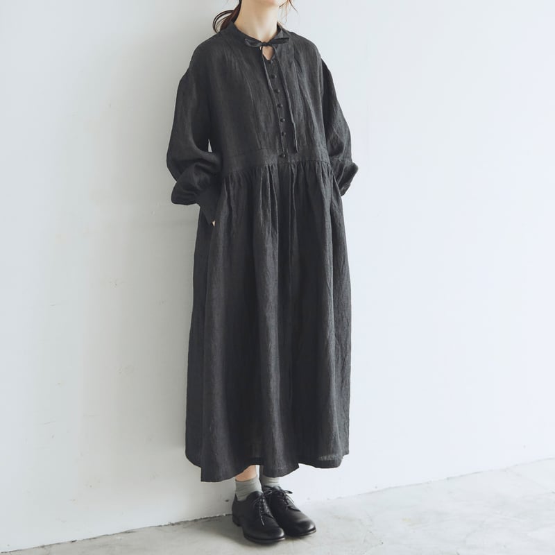 シャンブレーリネン・比翼ギャザーワンピース／カーボンブラック