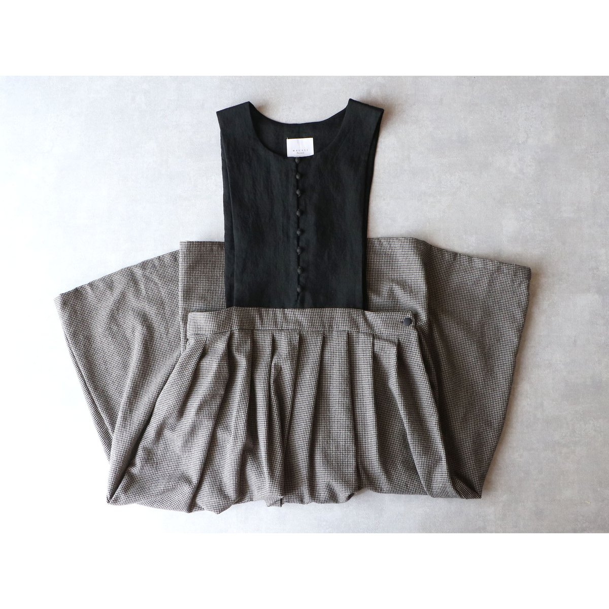 コットンウール×リネン・ ジャンパースカート／ホワイト×ブラック