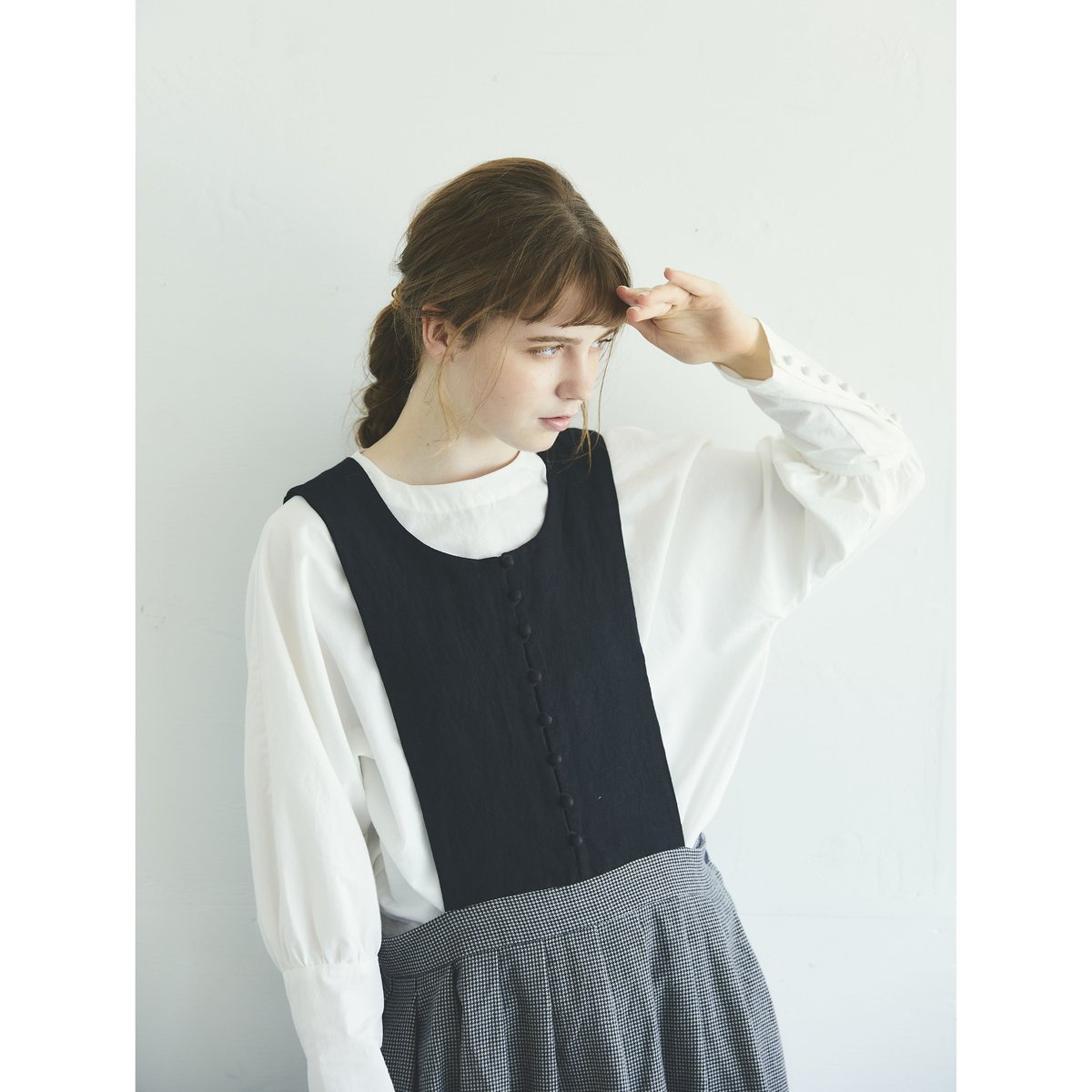 コットンウール×リネン・ ジャンパースカート／ホワイト×ブラック