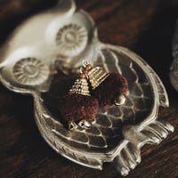 TARISMAN POMPON EARRINGS ブラウン