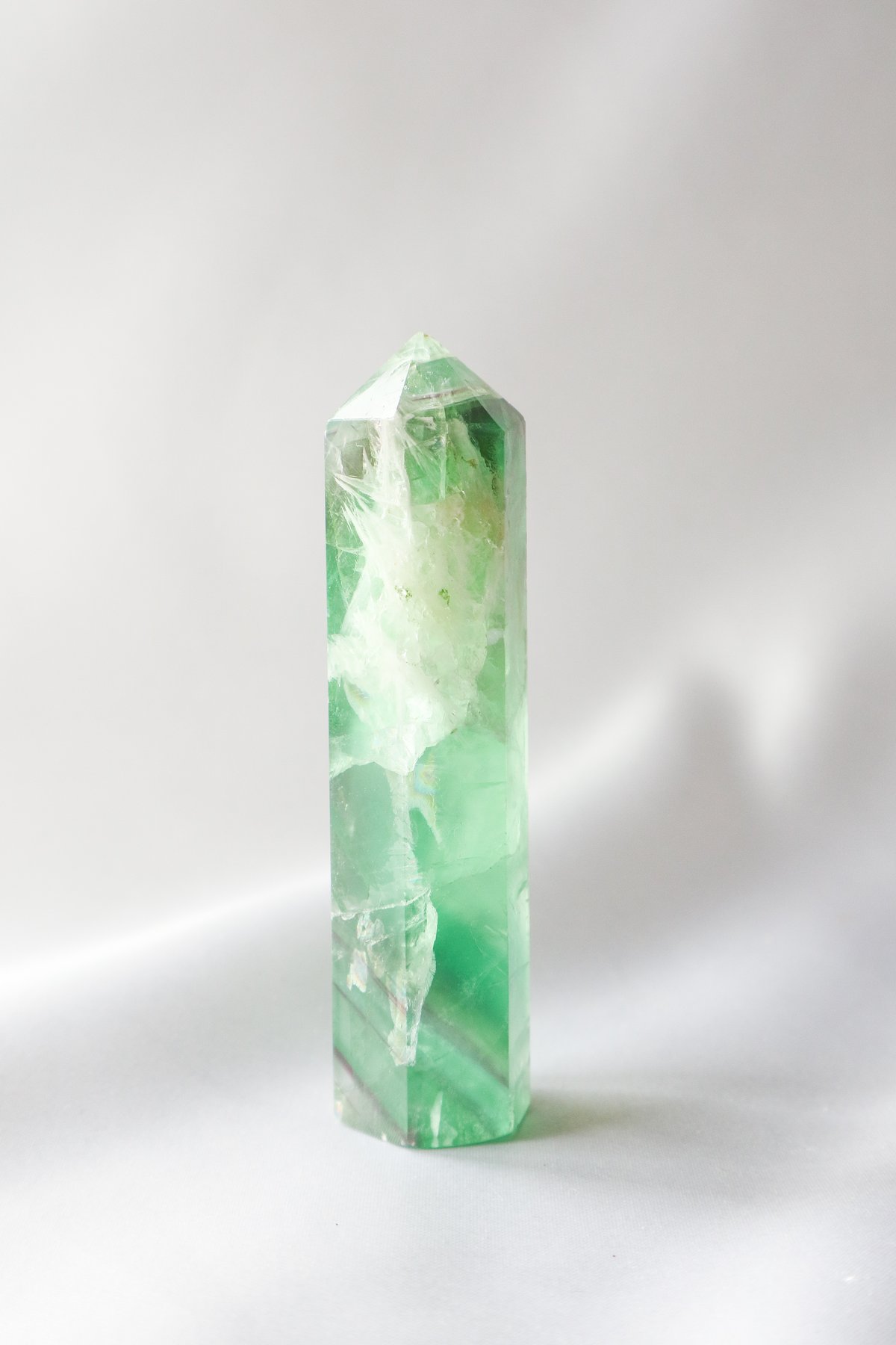 天使の羽が舞い降りた石・エンジェルフェザーフローライト・ポイント