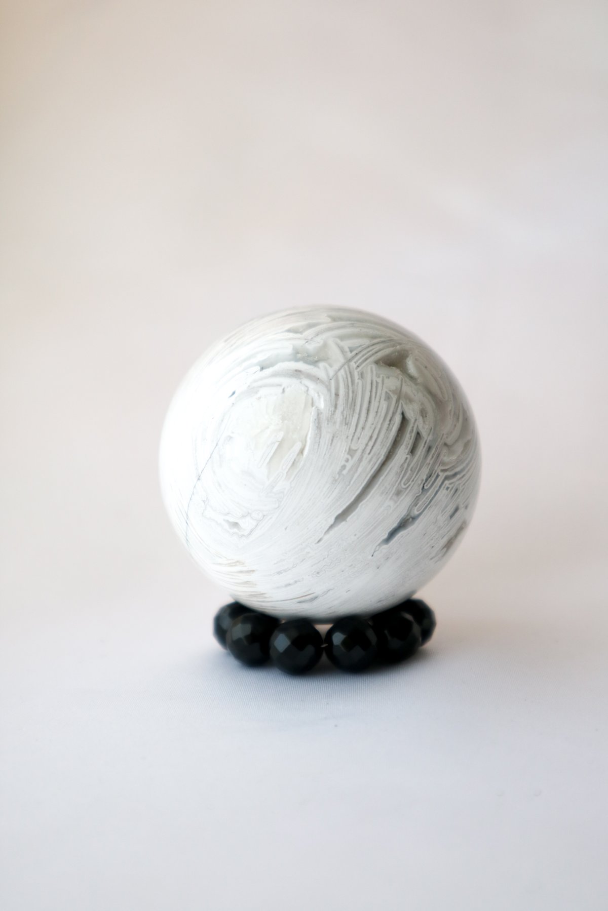高品質　ホワイト瑪瑙　クレイジーレースアゲート　スフィア 笑いと喜びの石】クレイジーレースアゲート・スフィア | nijinowa stones