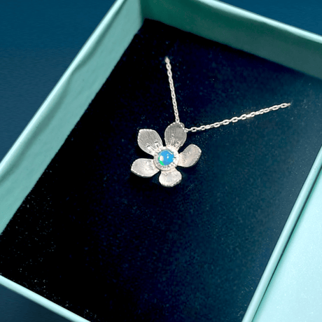 Bloom プレシャスオパール フラワーシルバーネックレス