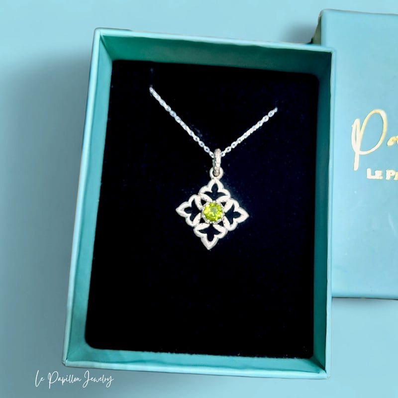 Cléa 新緑のペリドット シルバーネックレス | Le Papillon Jewelry