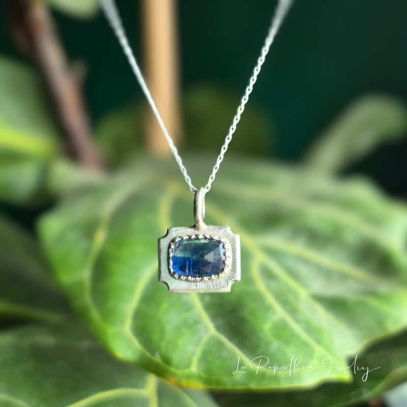 Cadre 深いブルーカイヤナイト シルバーネックレス | Le Papillon Jewelry
