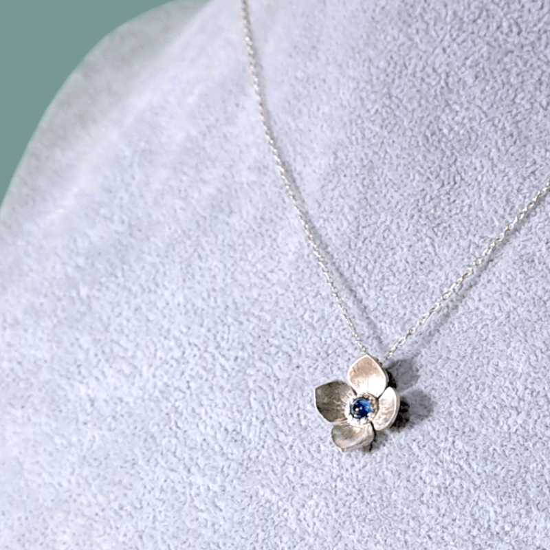 Bloom サファイア フラワーシルバーネックレス | Le Papillon Jewelry