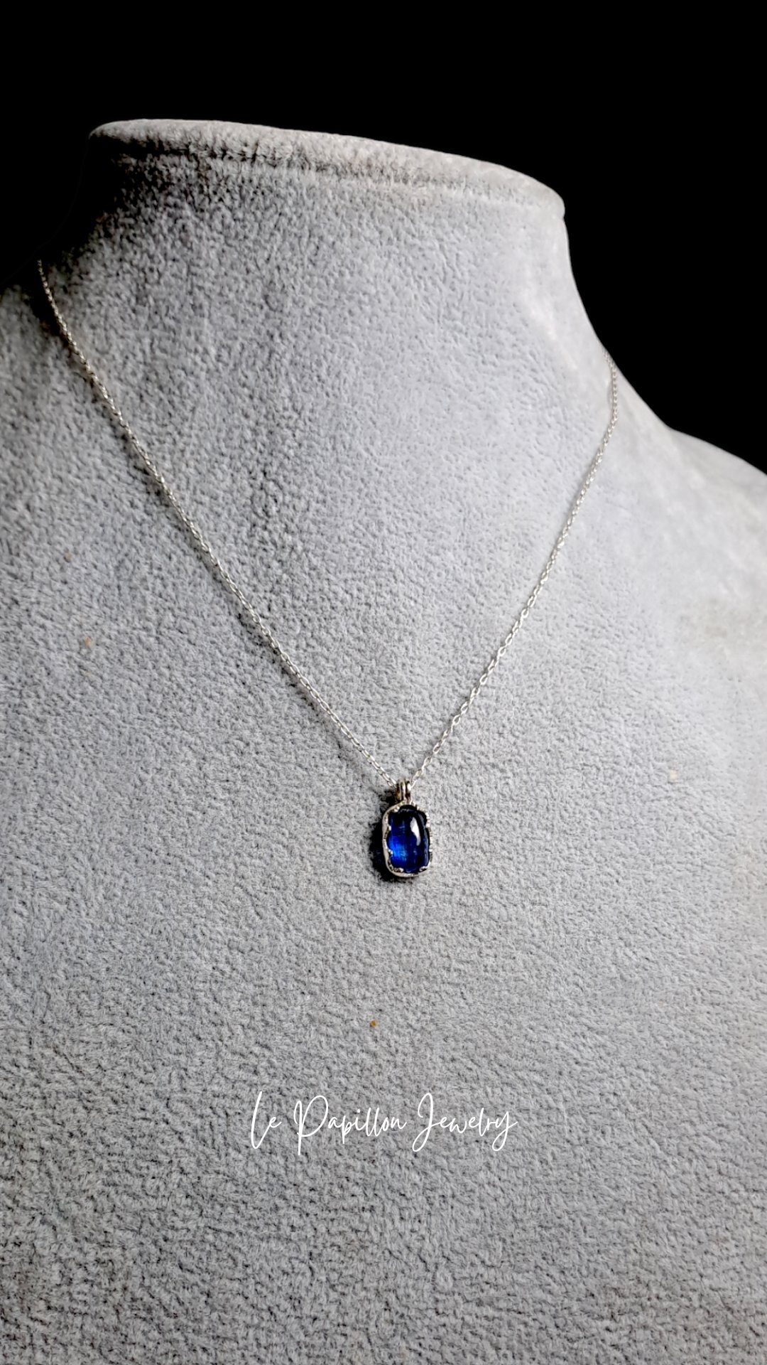 際立つブルーカイヤナイト シルバーネックレス | Le Papillon Jewelry