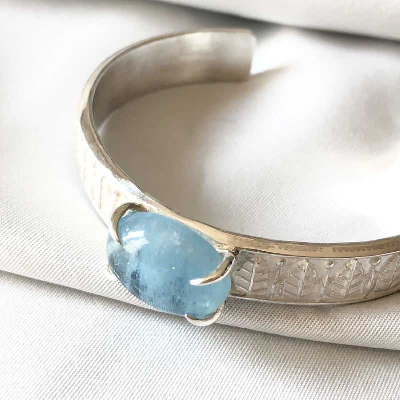 水滴のような上質アクアマリン ローマン風シルバーバングル | Le