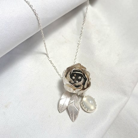 Bloom 芍薬とキャッツアイムーンストーン シルバーネックレス