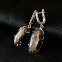 シックで美麗なゴールデンシーンサファイア　SVピアス