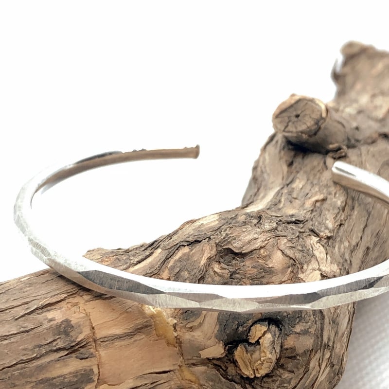 ミニマル 削りシルバーバングルブレスレット | Le Papillon Jewelry