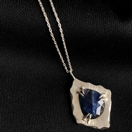 ローズカット ナチュラル　ブルーサファイア　Silverネックレス