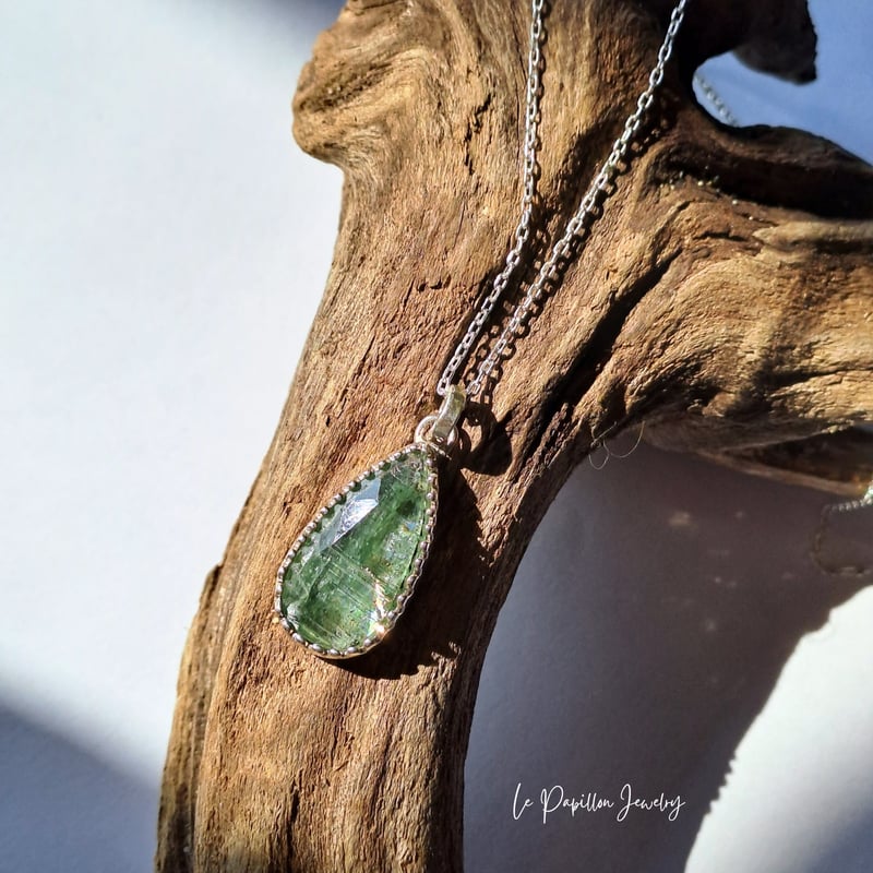 輝き美しい グリーンカイヤナイト シルバーネックレス | Le Papillon