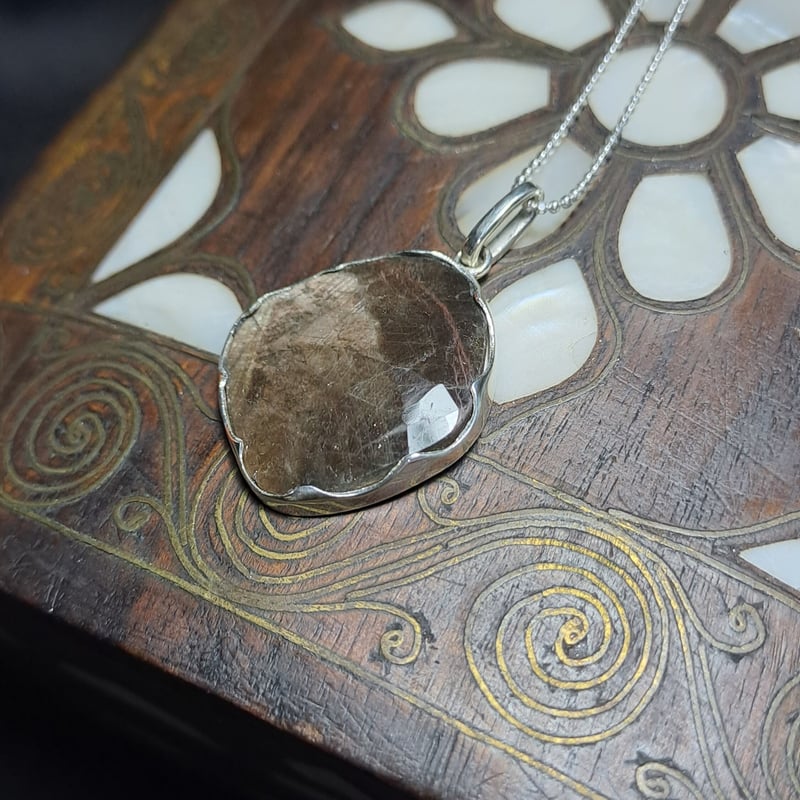 大きな大人色ナチュラルサファイア シルバーネックレス | Le Papillon