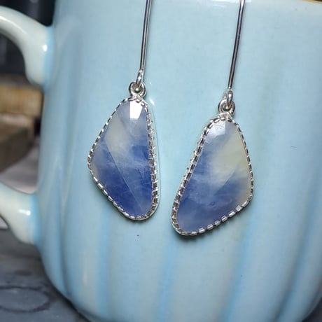 透かしアラベスク ナチュラルサファイア ピアス