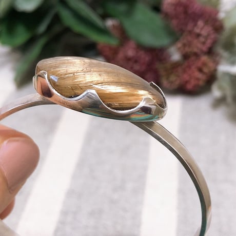 豪華な金線ルチルクォーツバングル