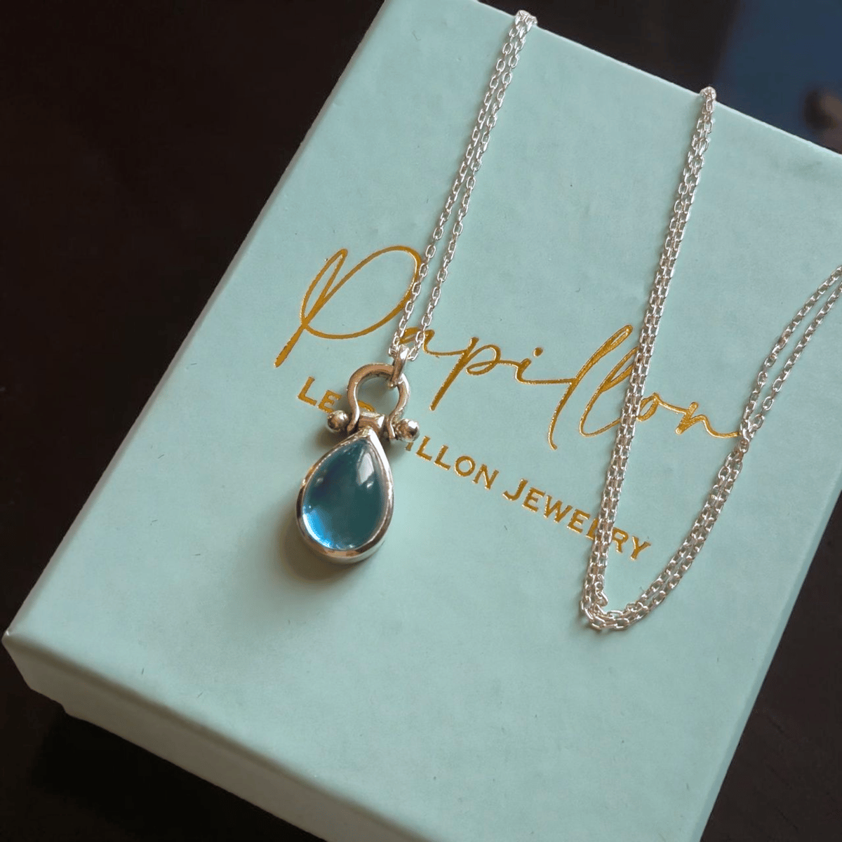 シルバー925 大粒　金縄スイスブルートパーズ　ティアドロップ　白仕上げ ブルートパーズ 一粒 ネックレス シルバー925 トパーズ 11月