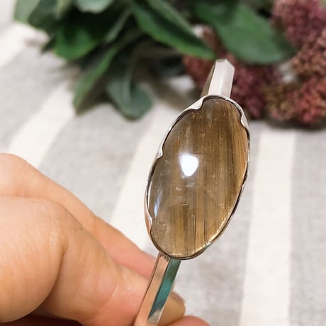 豪華な金線ルチルクォーツバングル
