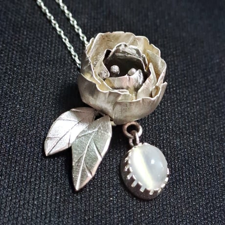 Bloom 芍薬とキャッツアイムーンストーン シルバーネックレス