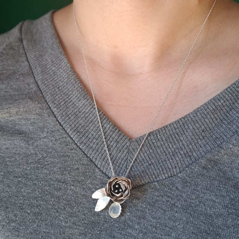 Bloom 芍薬とキャッツアイムーンストーン シルバーネックレス | Le