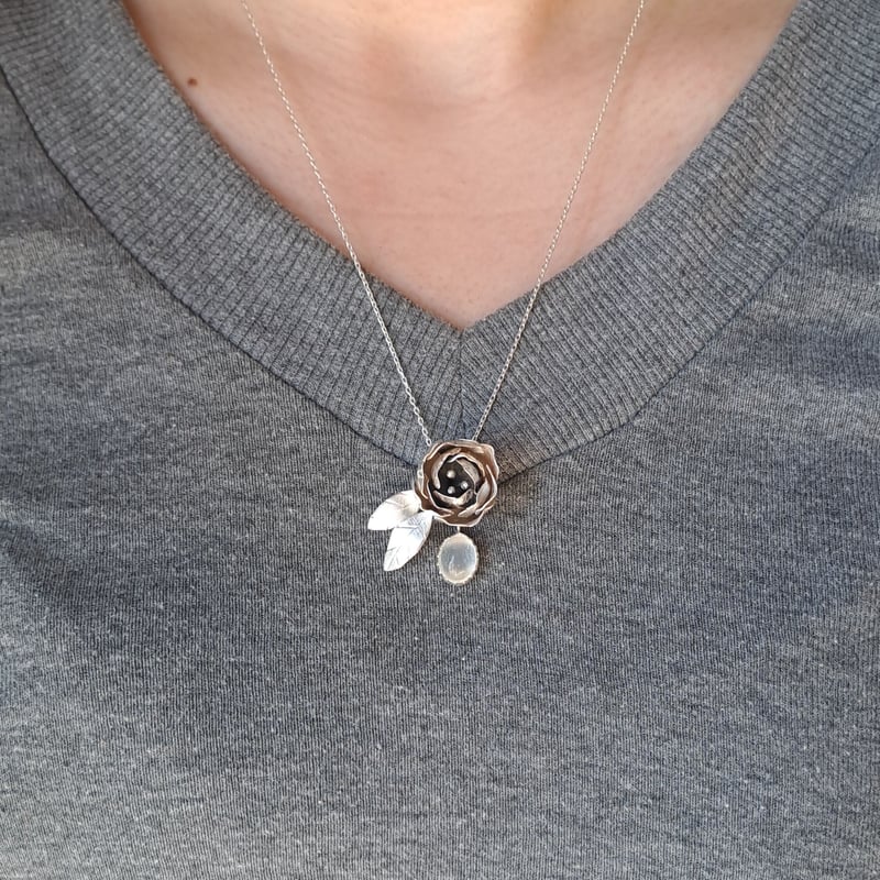 Bloom 芍薬とキャッツアイムーンストーン シルバーネックレス | Le