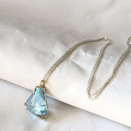 水の中にいるようなナチュラルブルートパーズ　K18&シルバーネックレス