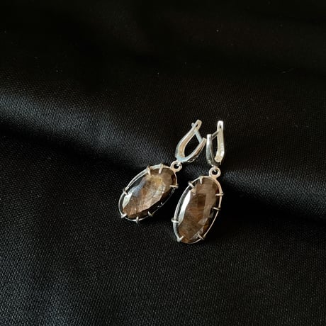 シックで美麗なゴールデンシーンサファイア　SVピアス