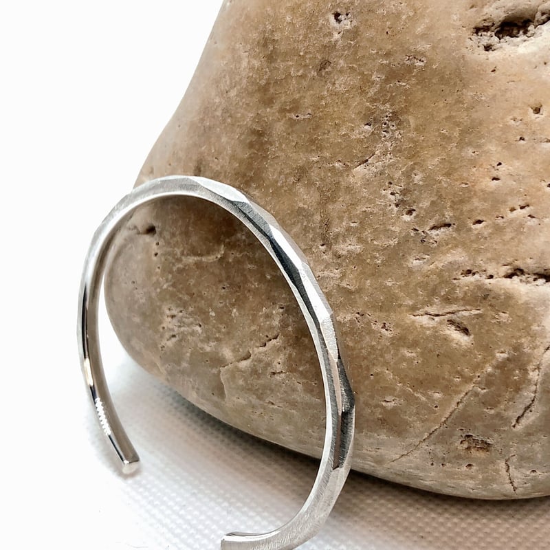 【⭐︎超希少‼︎ラスト1点⭐︎】オープンバングル　ブレスレット　シルバー　石あり ⭐︎超希少‼︎ラスト1点⭐︎】オープンバングル ブレスレット シルバー