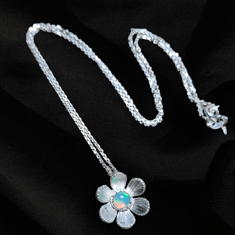 Bloom プレシャスオパール フラワーシルバーネックレス
