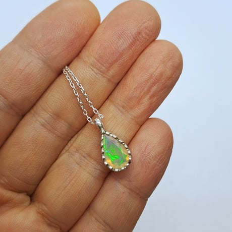 煌めくオーロラ プレシャスオパール シルバーネックレス