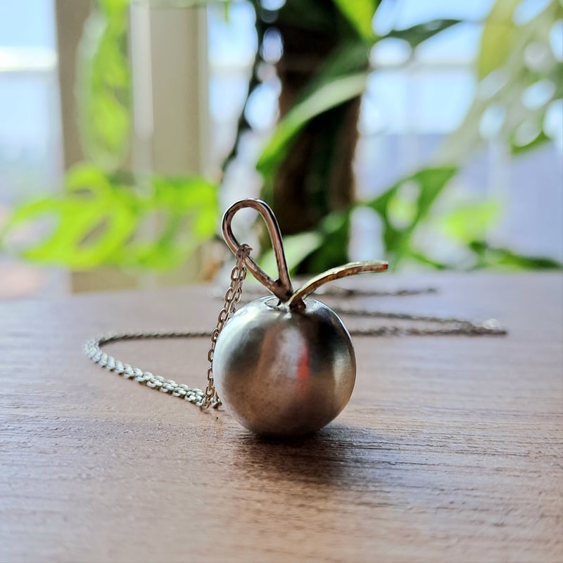 りんごの実》シルバーと真鍮の立体リンゴチャーム／丸いフォルムの果実