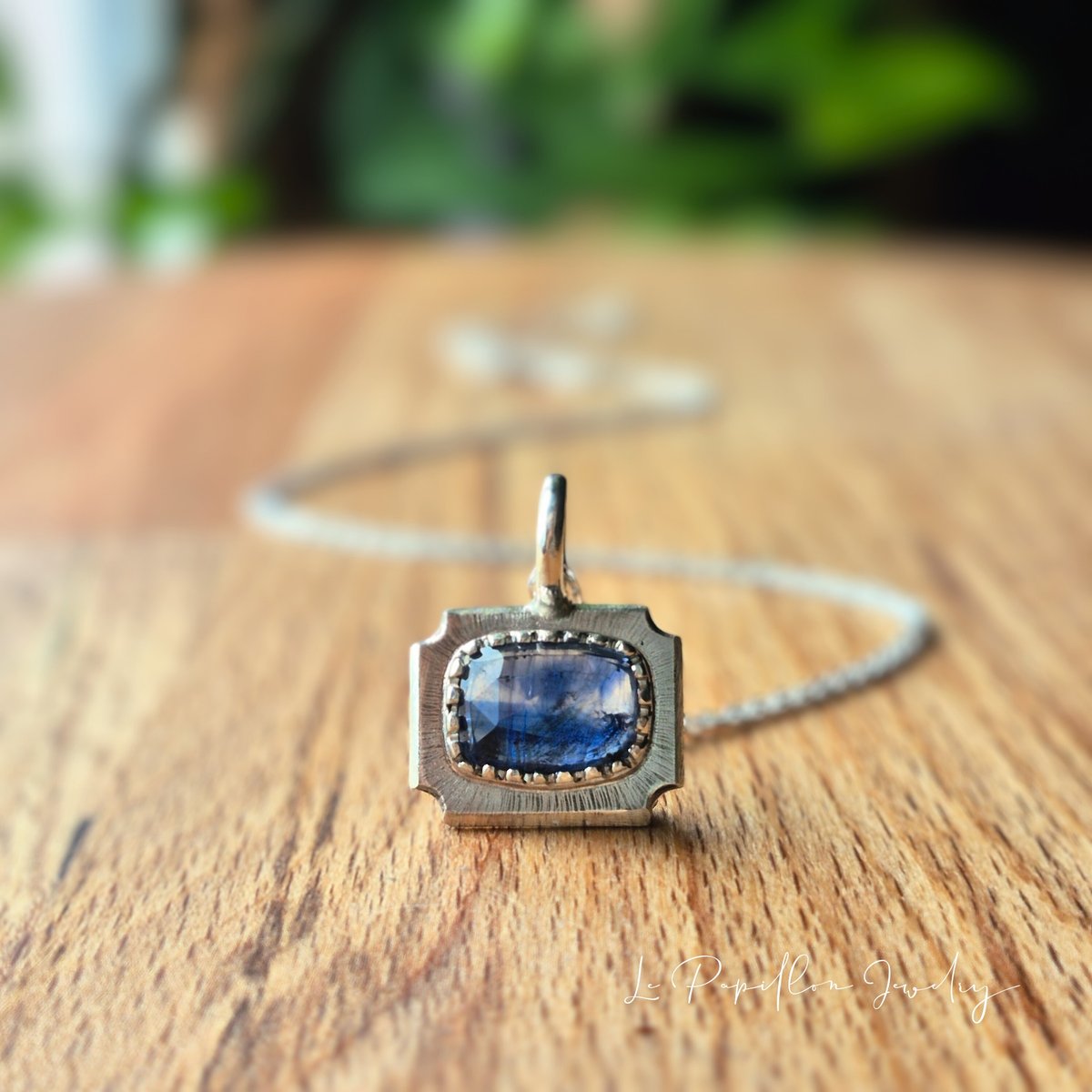 Cadre 深いブルーカイヤナイト シルバーネックレス | Le Papillon Jewelry