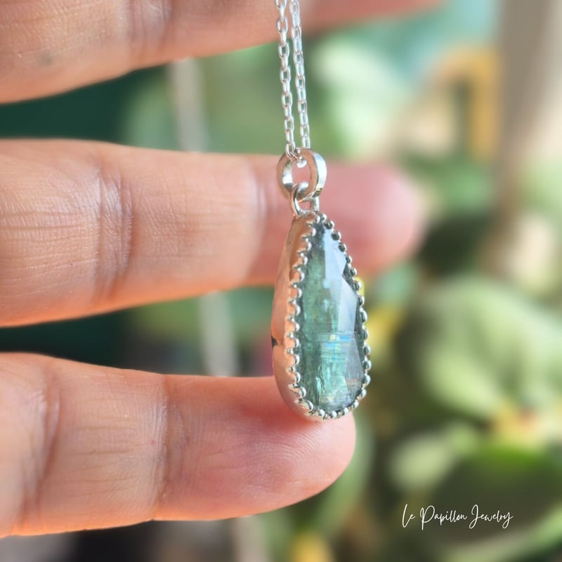 輝き美しい グリーンカイヤナイト シルバーネックレス | Le Papillon