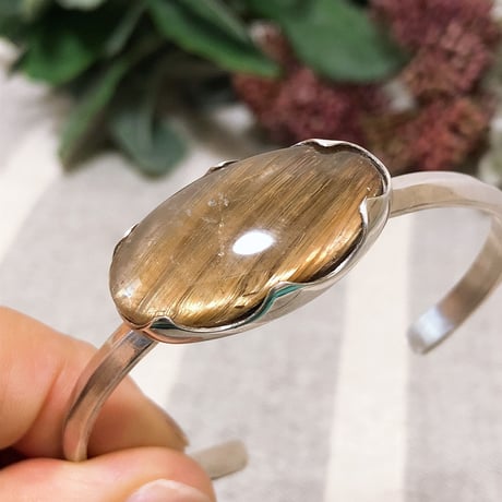 豪華な金線ルチルクォーツバングル