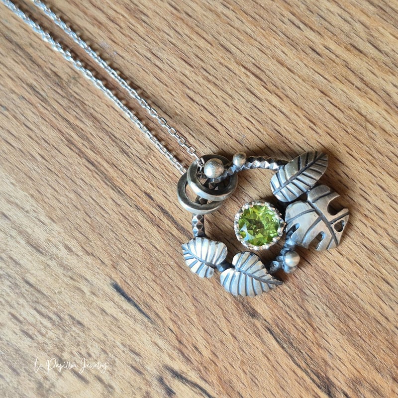 Botanical 麗しいペリドット シルバーネックレス | Le Papillon Jewelry