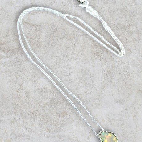 青さ際立つ プレシャスオパール シルバーネックレス