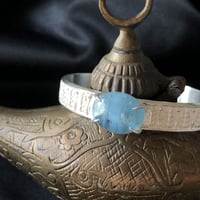 水滴のような上質アクアマリン　ローマン風シルバーバングル