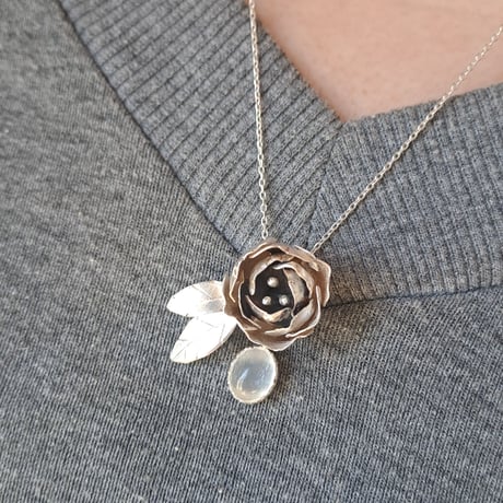 Bloom 芍薬とキャッツアイムーンストーン シルバーネックレス