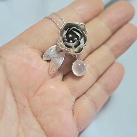 Bloom 芍薬とキャッツアイムーンストーン シルバーネックレス