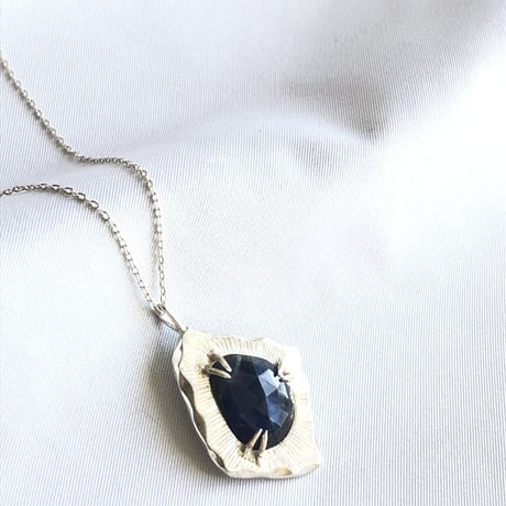 ローズカット ナチュラル　ブルーサファイア　Silverネックレス