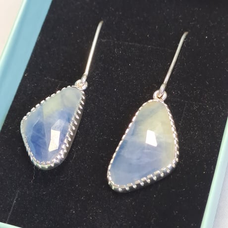 透かしアラベスク ナチュラルサファイア ピアス