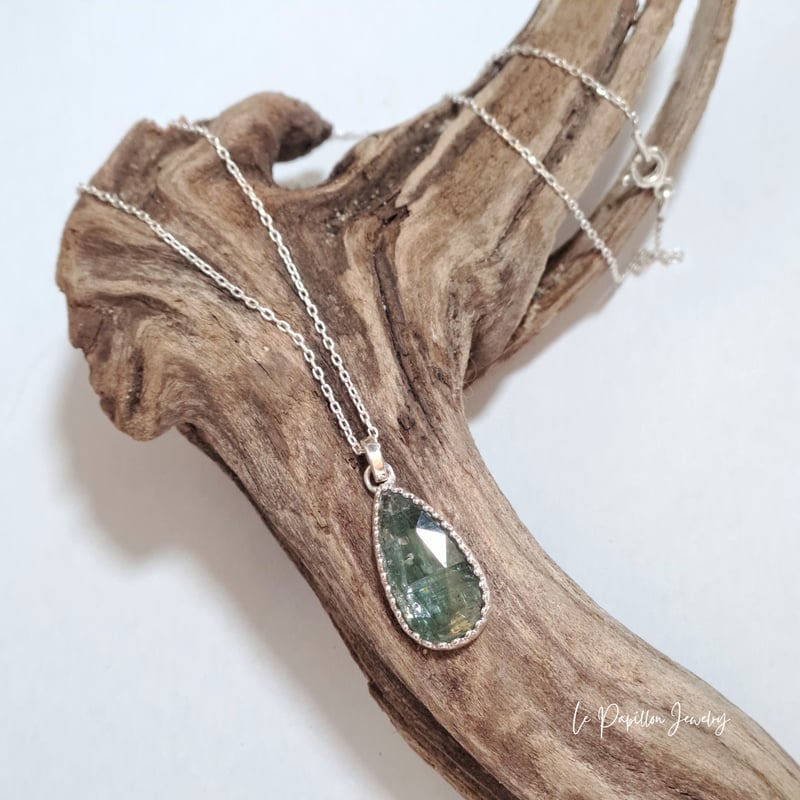 輝き美しい グリーンカイヤナイト シルバーネックレス | Le Papillon