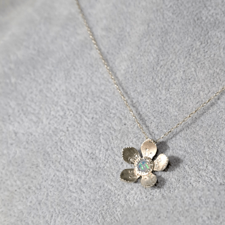 Bloom プレシャスオパール フラワーシルバーネックレス
