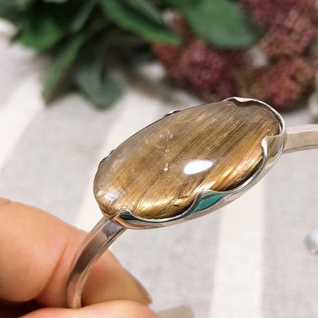 豪華な金線ルチルクォーツバングル